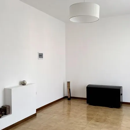 Flamingo Road Apartment *